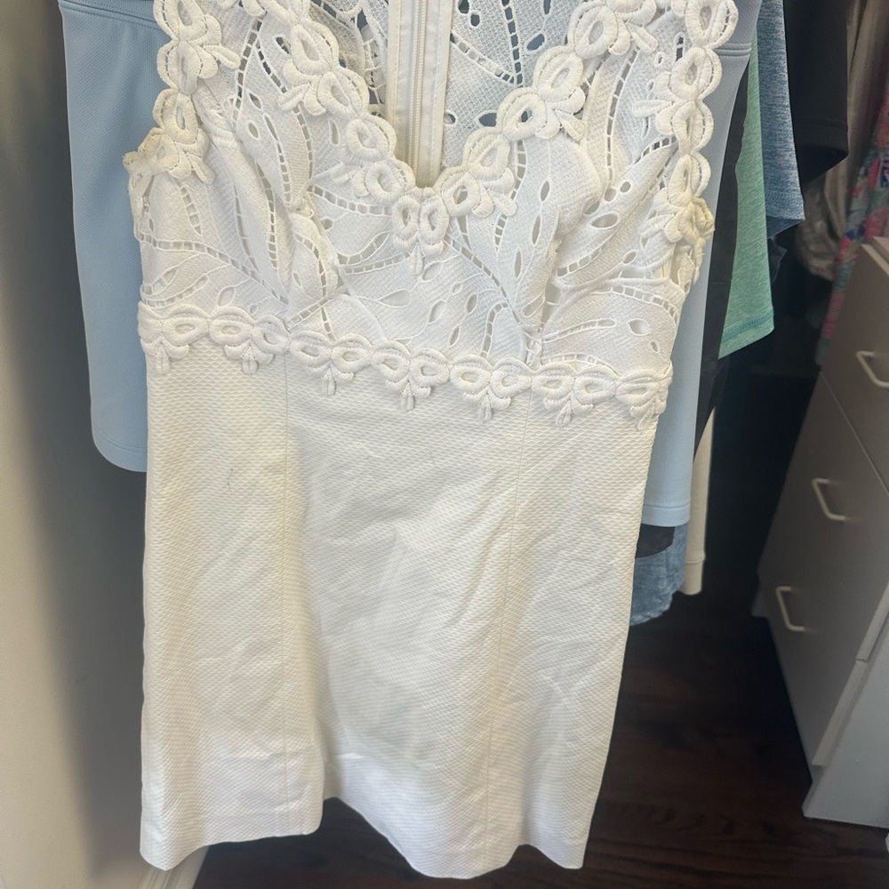 This is a white size 0 Lilly Pulitzer dress